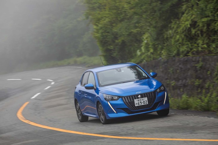 サスペンションは、フロントがマクファーソンストラット式で、リアがトーションビーム式。ワインディングロードでは、しなやかで安定した身のこなしが印象的だった。