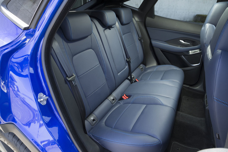 3人掛けの後席は、60：40の分割可倒式。シートヒーター機能はオプションとして選択できる。