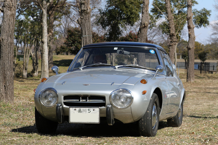 新車以来の「品川 5」ナンバーを付けた通称“ヨタハチ”こと「トヨタ・スポーツ800」。安全基準の変更に伴いサイドマーカーランプなどが装着された、最終型となる1969年式。