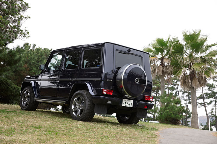1979年に軍用車両の民生用として登場した「メルセデス・ベンツGクラス」。2015年12月の一部改良で、「G550」のエンジンが自然吸気の5.5リッターV8から4リッターV8ツインターボに変更された。
