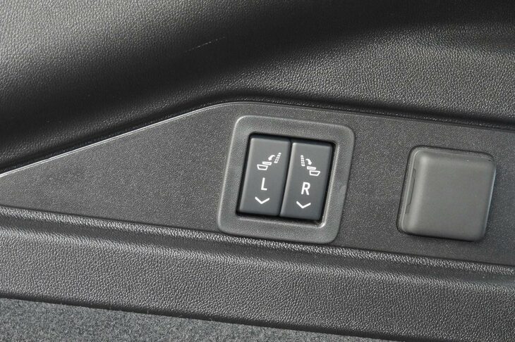 キャデラック・リリック（後席格納スイッチ）