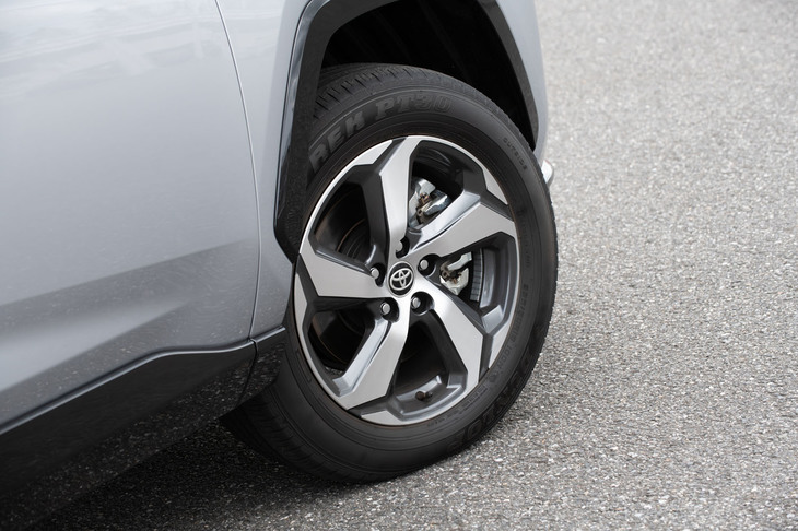 タイヤサイズは上級グレード「ブラックトーン」が235/55R19。その他の2グレードが225/60R18である。