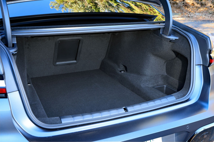 トランクルームの容量は540リッターで、長尺物を積むのに重宝するスルーローディング機構付き。もちろん、トランクフードは電動開閉式となる。