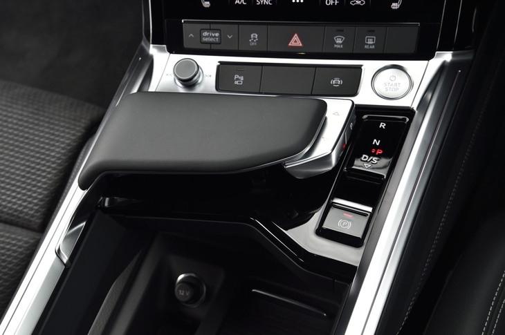 「e-tron」に採用された新デザインのシフトスイッチ。ハンドレストの横に組み込まれたプッシュ式のセレクタースイッチは、直感的に操作できるロジックと形状に仕上げられている。ドライブモードが「S」の状態でキックダウンを行うと、ブーストモードが作動。モーター出力が360PSから408PSに上昇する。