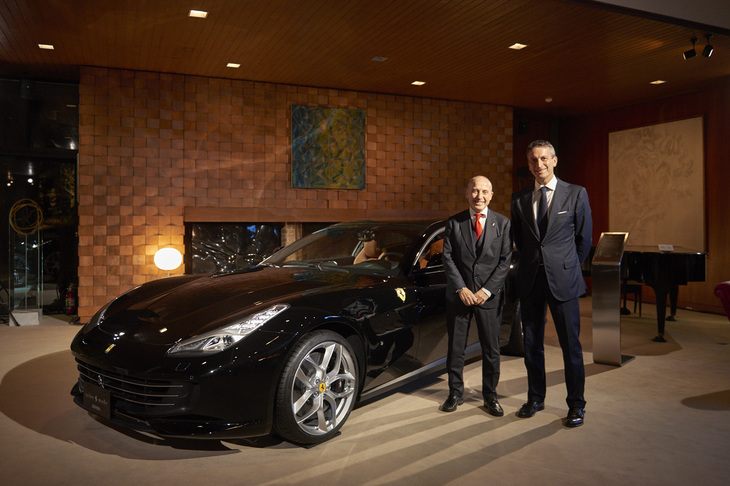 イベントに参加したジョルジョ・ストラーチェ駐日イタリア大使（写真左）とエンリコ・ガリエラ  フェラーリS.p.A.チーフマーケティング＆コマーシャルオフィサー（写真右）。
