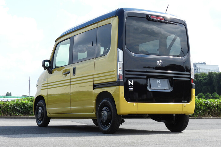 「N-VAN e：」のラインナップは4人乗り仕様の「e： FUN」（写真）と「e： L4」、1人乗り仕様の「e： G」、2人乗り仕様の「e： L2」の4種類。ただし、e： Gとe： L2は、あくまで法人向けのリース販売車両となる。