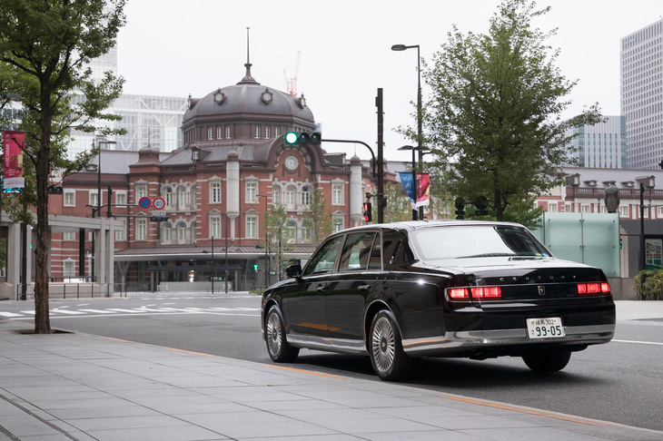 テールライトは“和の光”をモチーフにしたという。半ドア状態から静かに確実にドアを閉める、イージークローザーをドアおよびトランクに採用。