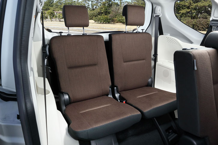 「シエンタ」の3列目シート。良好な視界が得られるように、着座位置は1列目や2列目よりも高くなっている。