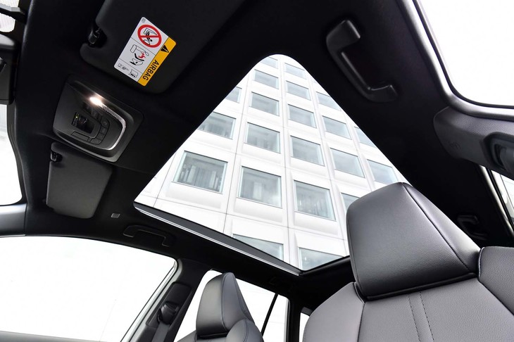 グローバルカーの「カローラ クロス」だが、写真の「パノラマルーフ」（11万円のオプション）は国内仕様車だけに設定される。