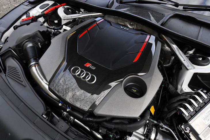 フロントに縦置き搭載される2.9リッターV6ツインターボエンジンは、最高出力450PS/5700-6700rpm、最大トルク600N・m/1900-5000rpmを発生。