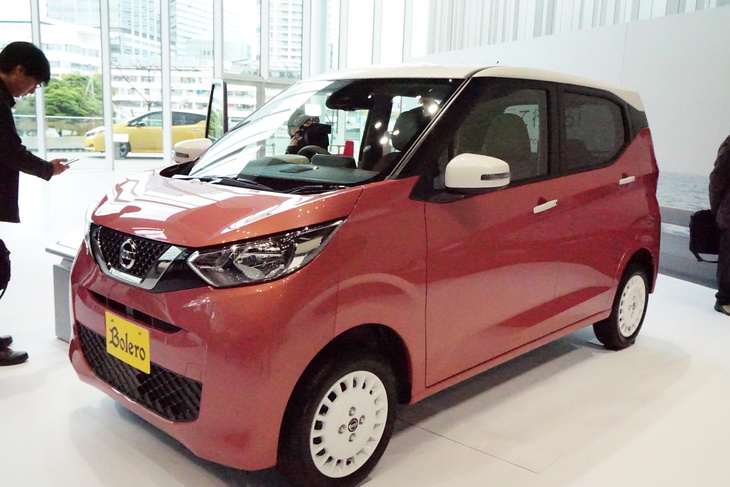 オーテックジャパンによるカスタマイズカー「デイズ ボレロ」。ボディーカラーは「ブロッサムピンク／ホワイトパール」のツートン。