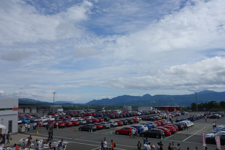 ピットビル前に並んだ大量のマツダ車。車種ごとに駐車場所が指定されている。