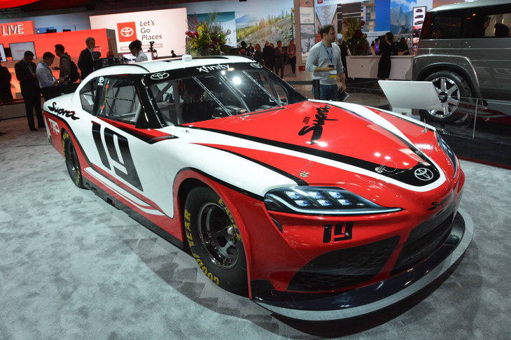 トヨタブースの最前列に飾られた「スープラ」仕様のナスカー。もう少し本物に似せる努力があってもいいのでは……。