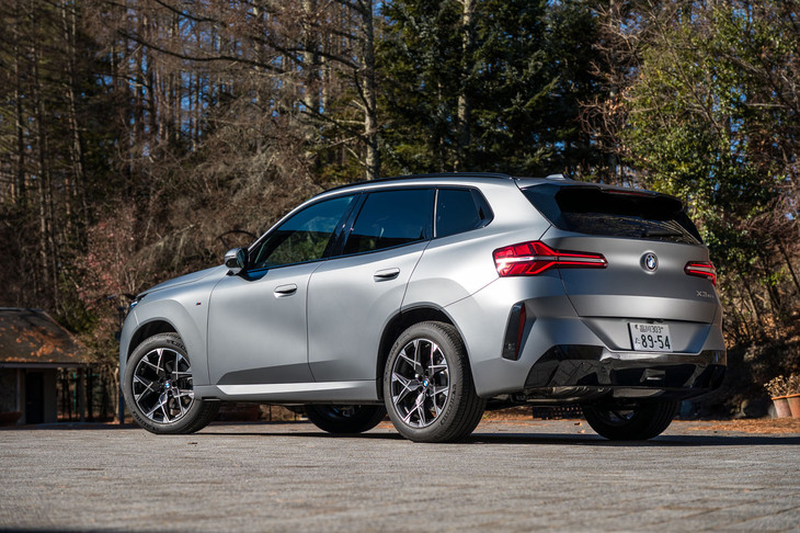 左右が離れたリアコンビランプは「XM」に似ている。ドアパネル下部の深いプレスラインがボディー全体を薄く見せている。