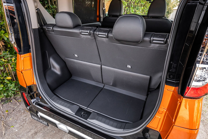 デリカミニTプレミアム（ラゲッジスペース）