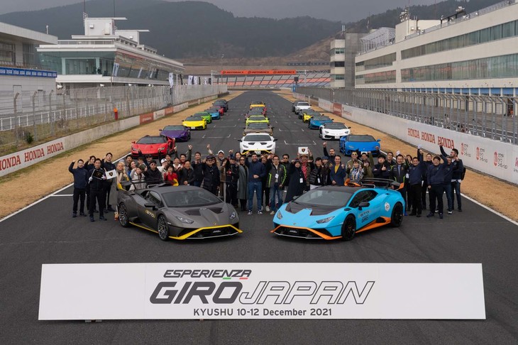 オートポリスのメインストレートにクルマを並べ、参加者全員で記念撮影。