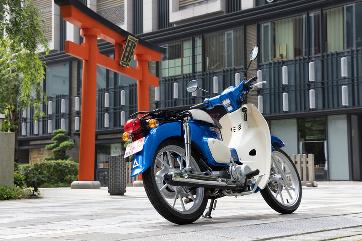 1958年の誕生以来、絶えることなく歴史を重ねてきた「スーパーカブ」。現行型「スーパーカブ110」の登場は2012年のことで、このたび厳しさを増す法規に対応するための大幅改良が加えられた。