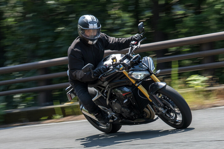 スポーツライディングを支援する電制システムには、介入の調整が可能なフロントホイールリフトコントロールや、エンジンブレーキコントロール、そしてサーキット走行用に、前輪のスリップと後輪のリフトを許容しながらABSの動作を最適化させる、ブレーキスライドアシストが採用された。