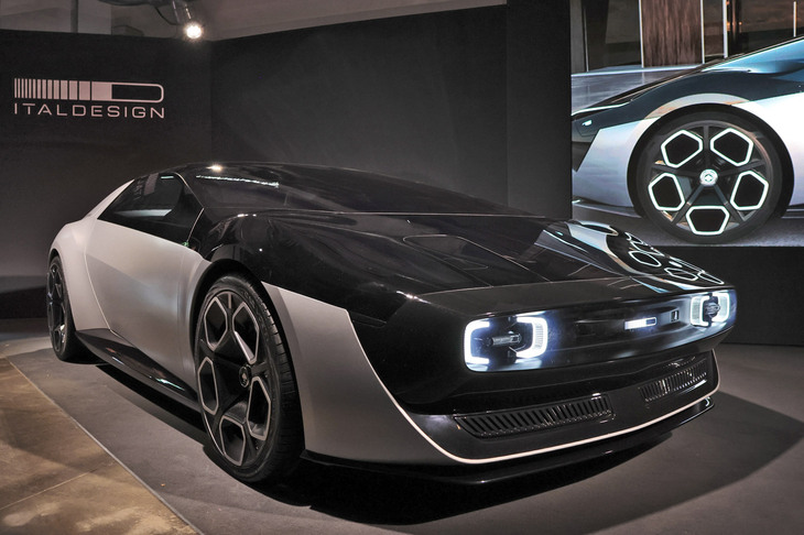 「イタルデザイン・アッソ・ディ・ピッケ・モビメント」。2023年にデジタルで先行公開したものを、モックアップ化した。