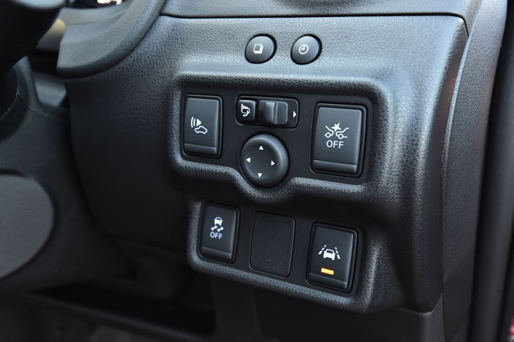 運転席の右前方に並ぶ、先進安全装備のスイッチ類。「ノートe-POWER モード・プレミア」には、衝突を回避するための自動ブレーキや車線逸脱警報などが標準で備わる。
