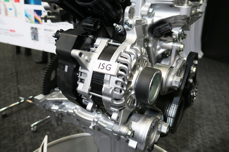 新型「ハスラー」では、ISG（インテグレーテッドスタータージェネレーター）を高出力化したり、リチウムイオンバッテリーの充放電効率を高めたりと、マイルドハイブリッド機構の改良も図られている。