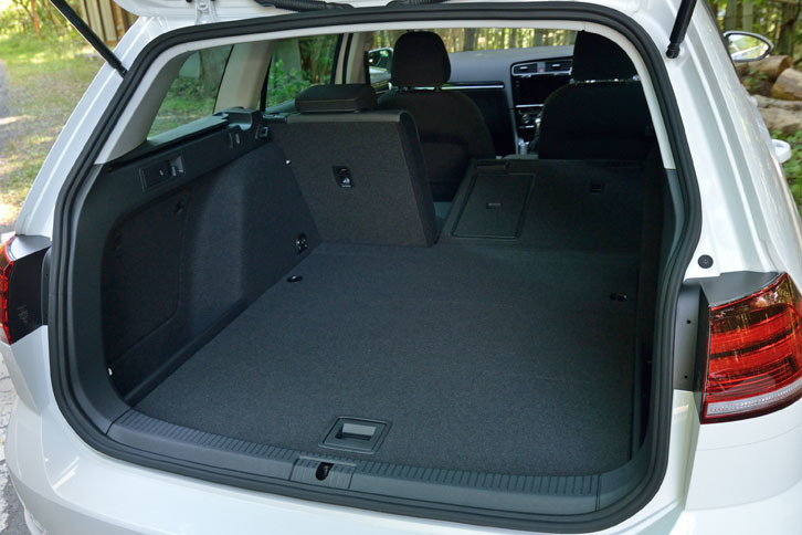 ラゲッジルームの容量は605リッター。後席を倒せば最大で1620リッターまで拡大できる。