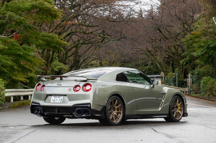 【日産GT-RプレミアムエディションT-specのスペック】
	ボディーサイズ：全長×全幅×全高＝4710×1895×1370mm／ホイールベース：2780mm／車重：1760kg／駆動方式：4WD／エンジン：3.8リッターV6 DOHC 24バルブ ターボ／トランスミッション：6段AT／最高出力：570PS（419kW）/6800rpm／最大トルク：637N・m（65.0kgf・m）/3300-5800rpm／タイヤ：（前）255/40ZRF20 101Y／（後）285/35ZRF20 104Y（ダンロップSP SPORT MAXX GT 600 DSST CTT）／燃費：7.8km/リッター（WLTCモード）／価格：1896万1700円
	
	【取材時の燃費データ】
	テスト距離：338.0km（市街地2：高速道路5：山岳路3）／使用燃料：43.1リッター（ハイオクガソリン）／参考燃費：7.8km/リッター（満タン法）／8.0km/リッター（車載燃費計計測値）