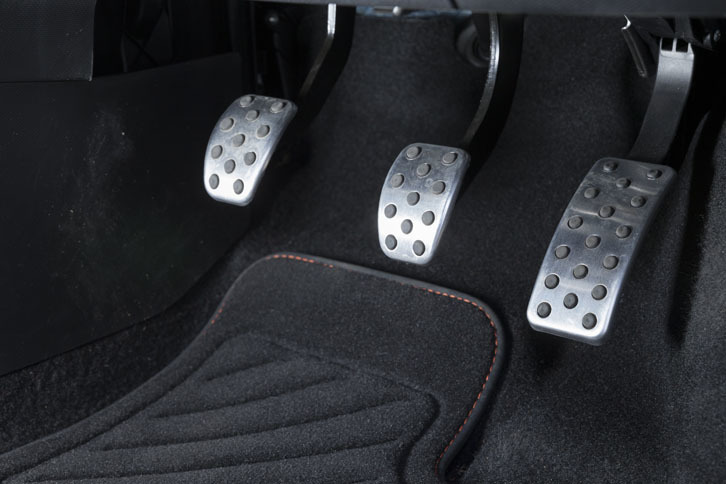 インテリアでは、アルミ製のペダル類やキッキングプレートも「GT」専用の装備である。