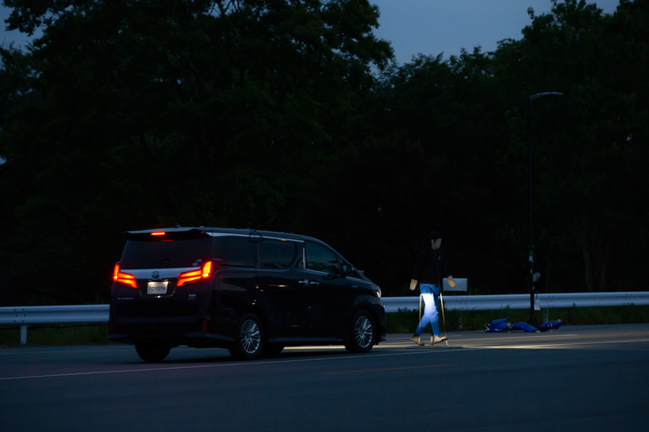 街灯のないテストコースを30km/hで行く「ヴェルファイア」の前に歩行者が……。