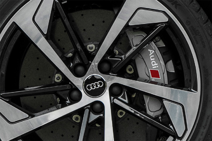 375mmのディスクと6ピストンのキャリパーを組み合わせた「RS 5」のフロントブレーキ。オプションで400mmのセラミックディスクを用いたブレーキシステムも用意されている。