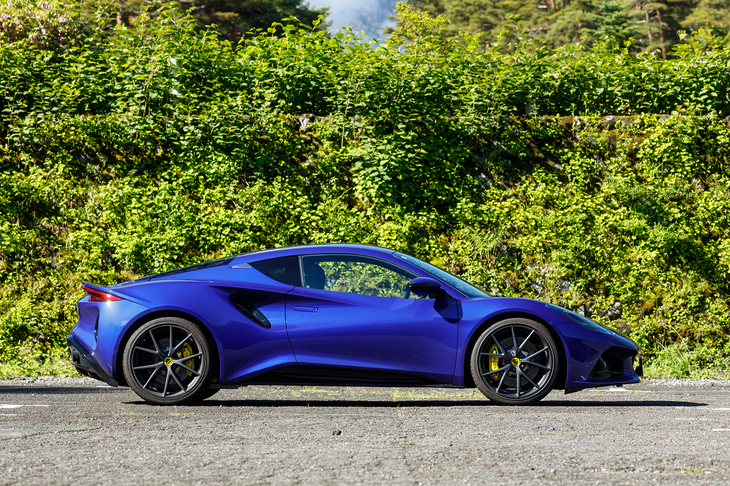 足まわりは前後ともダブルウイッシュボーン。「ターボSE」はよりハードなスポーツシャシーが標準だが、ツーリングシャシーも選べる。