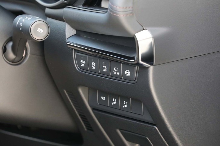 ステアリングコラムの周辺部には、さまざまな運転支援システムのオンオフスイッチが並ぶ。