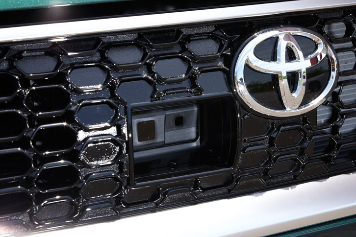 フロントグリル内に設けられた赤外線センサー。「パッソ」には衝突被害軽減ブレーキなどからなる運転支援システム「スマートアシストII」が用意されている。