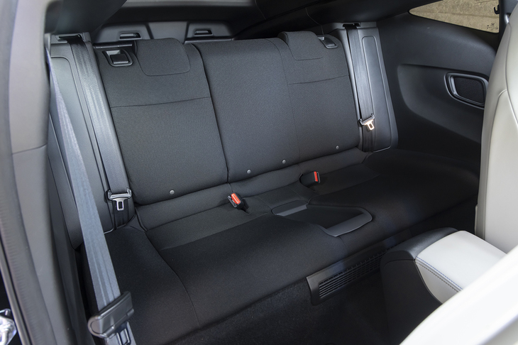 前席とは打って変わって後席は簡素極まりない仕立て。一応2人掛けだが、大人が座るとかなりの閉所感がある。