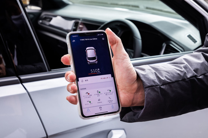 「ウィーコネクト」ではスマホの専用アプリを使って、航続可能距離やドア／テールゲート／ボンネット／ウィンドウの開閉状況、ライト消し忘れなどの確認のほか、ドアのロック／アンロック操作も行える。車両のドアウィンドウが開いている場合は、写真のスマホ画面のように表示される。