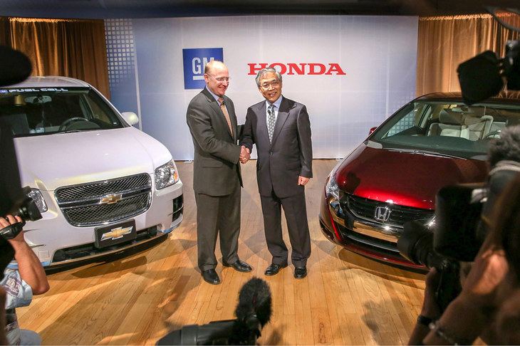 次世代燃料電池システムの共同開発に関する合意の記者会見にて、握手を交わす本田技研工業の岩村哲夫副社長（右）とGMのスティーブ・ガースキー副会長（左）。