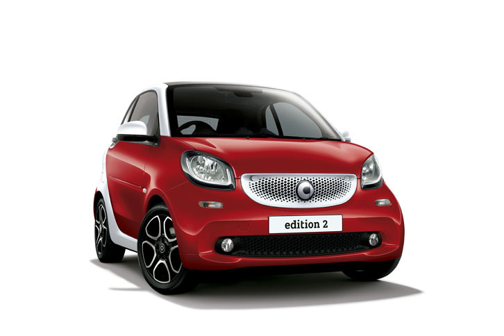 「スマート・フォーツー エディション2」。ボディーカラーは「ラリーレッド」。「トリディオンセーフティセル」とフロントグリルはホワイト。全国限定100台。