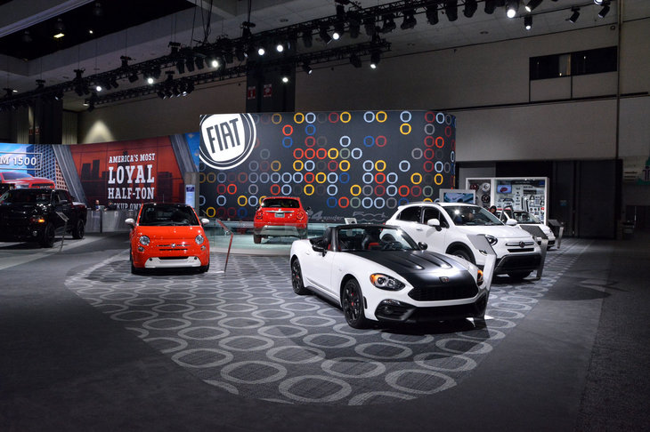 巨大なピックアップトラックやSUVが並ぶFCAグループのエリアの端に、こぢんまりとブースを構えたフィアット。