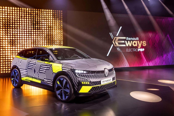 「メガーヌE-Techエレクトリック」（写真）は、早くも2022年の発売が予定されている。その車台は「CMF-EV」プラットフォームと呼ばれるもので、日産ブランドの新型EV「アリア」と共通。