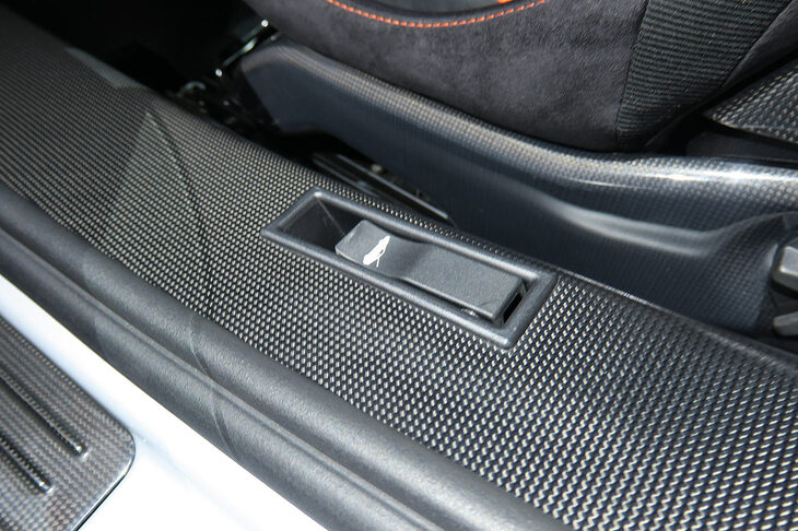 フェラーリSF90 XXストラダーレ（サイドシル）