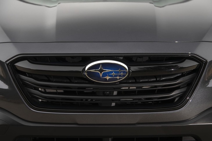 新型「アウトバック」のフロントには、スバル史上最大サイズのエンブレムが装着される。