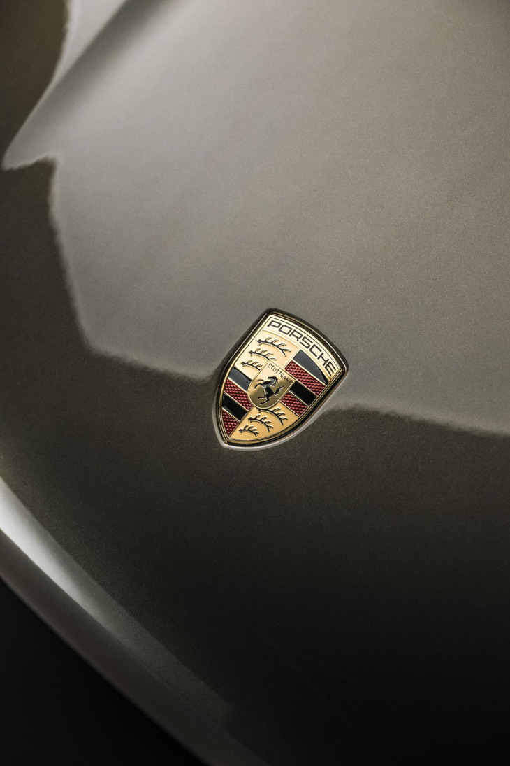 ポルシェ・ミッションX（フロントのエンブレム）