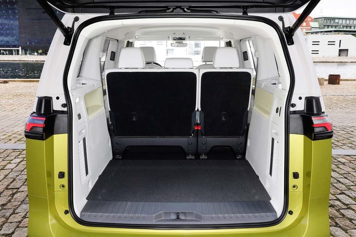 荷室の容量は1121リッター。国産ミニバンのような至れり尽くせりの装備はないが、絶対的な積載能力で圧倒する。