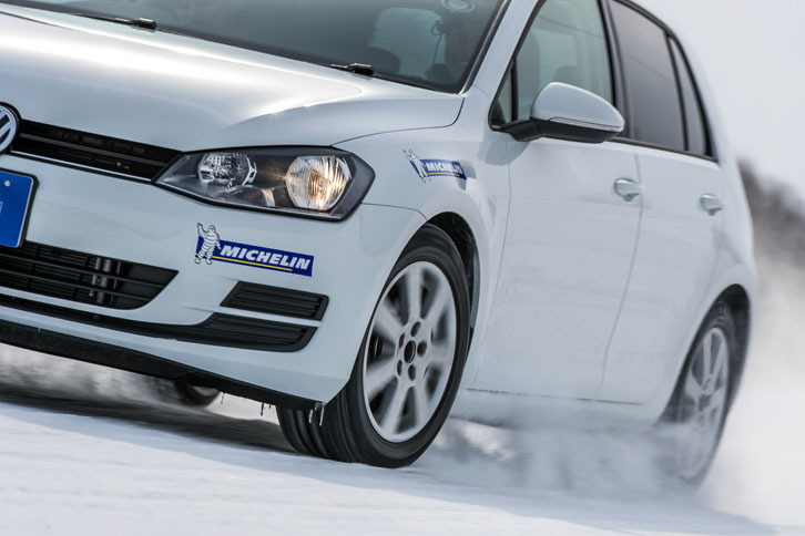 テストの舞台は北海道士別市の交通科学総合研究所。さまざまな氷雪路で、ミシュランの新製品「X-ICE3＋」の実力を探った。