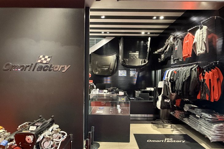 NISMO大森ファクトリーの店内。
