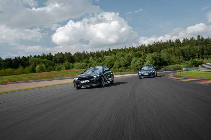 ザクセンリンクを走行する「B3 GTリムジン」と「B3 GTツーリング」。今回の試乗イベントにはアルピナのスタッフだけでなく、2015年からアルピナ御用達となったピレリの開発陣も同席。アルピナ専用に開発されたピレリタイヤの特徴を聞くことができた。