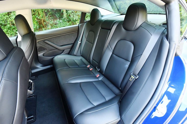 後席の定員は3人。4WD車でも、フロアは写真のようにフラットそのもの。