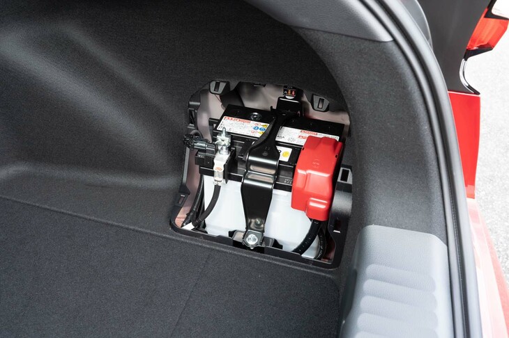 荷室の右側面には12Vの補機用バッテリーが収められている。本来はカバーが付いている。