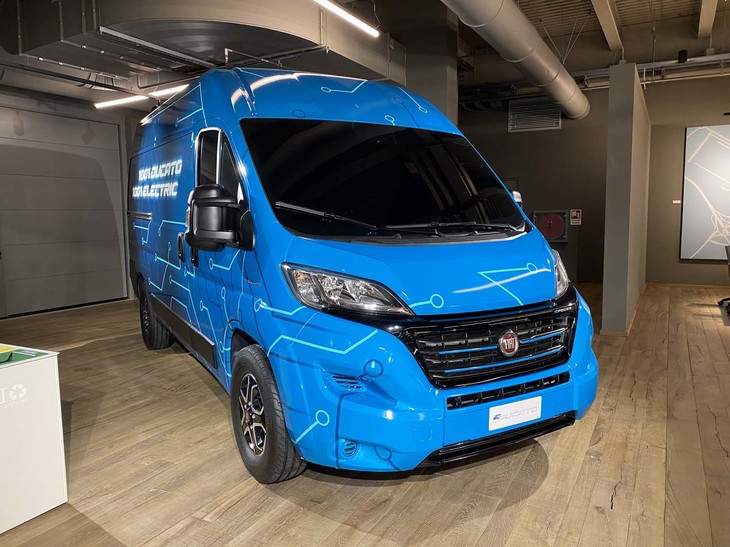 このような展示車も。フィアット商用車を代表するバンのEV版である「Eデュカト」。駆動用モーターの最高出力は120PSで、満充電からの航続可能距離は370km（WLTPの市街地モード）。