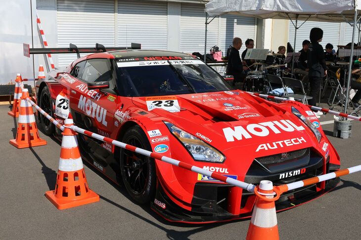 こちらのレーシングカーは、SUPER GTのGT500クラスで2019年シーズンに活躍した「MOTUL AUTECH GT-R」の23号車。松田次生選手とロニー・クインタレッリ選手がドライブしたマシンだ。